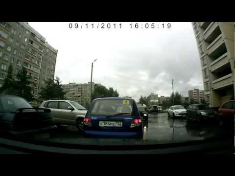 Курьёзная авария на парковке, curious road accident in parking