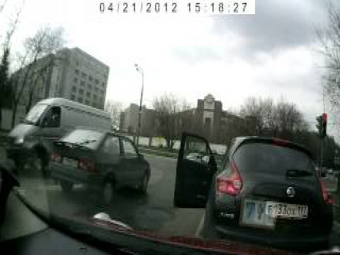 Женщина на Nissan Juke