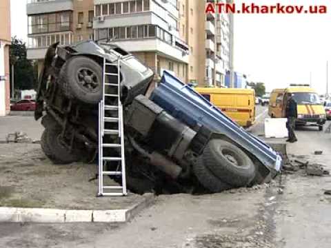 ДТП в Харькове - МАЗ провалился в яму