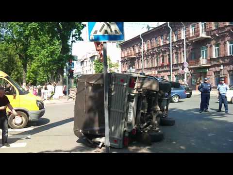 ДТП в Пскове 02.06.2011 (Переворачивают УАЗ) ЧАСТЬ 1