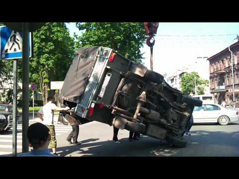 ДТП в Пскове 02.06.2011 (Переворачивают УАЗ), часть 2