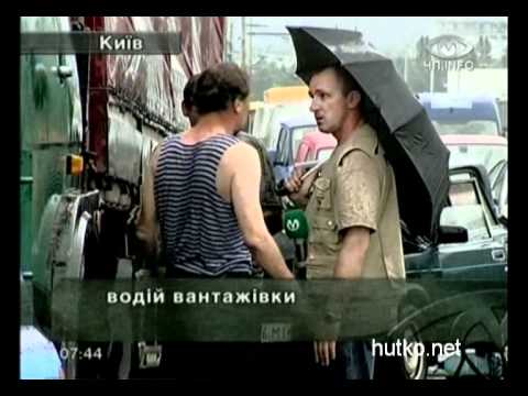 Киев, на Московском мосту ВАЗ врезался в фуру