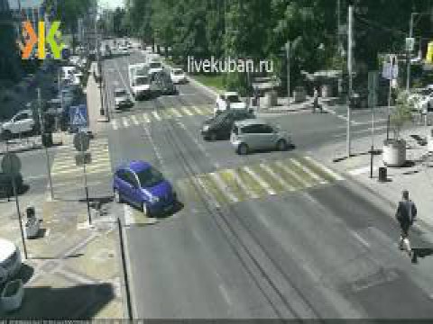 Дедушка переходит дорогу..